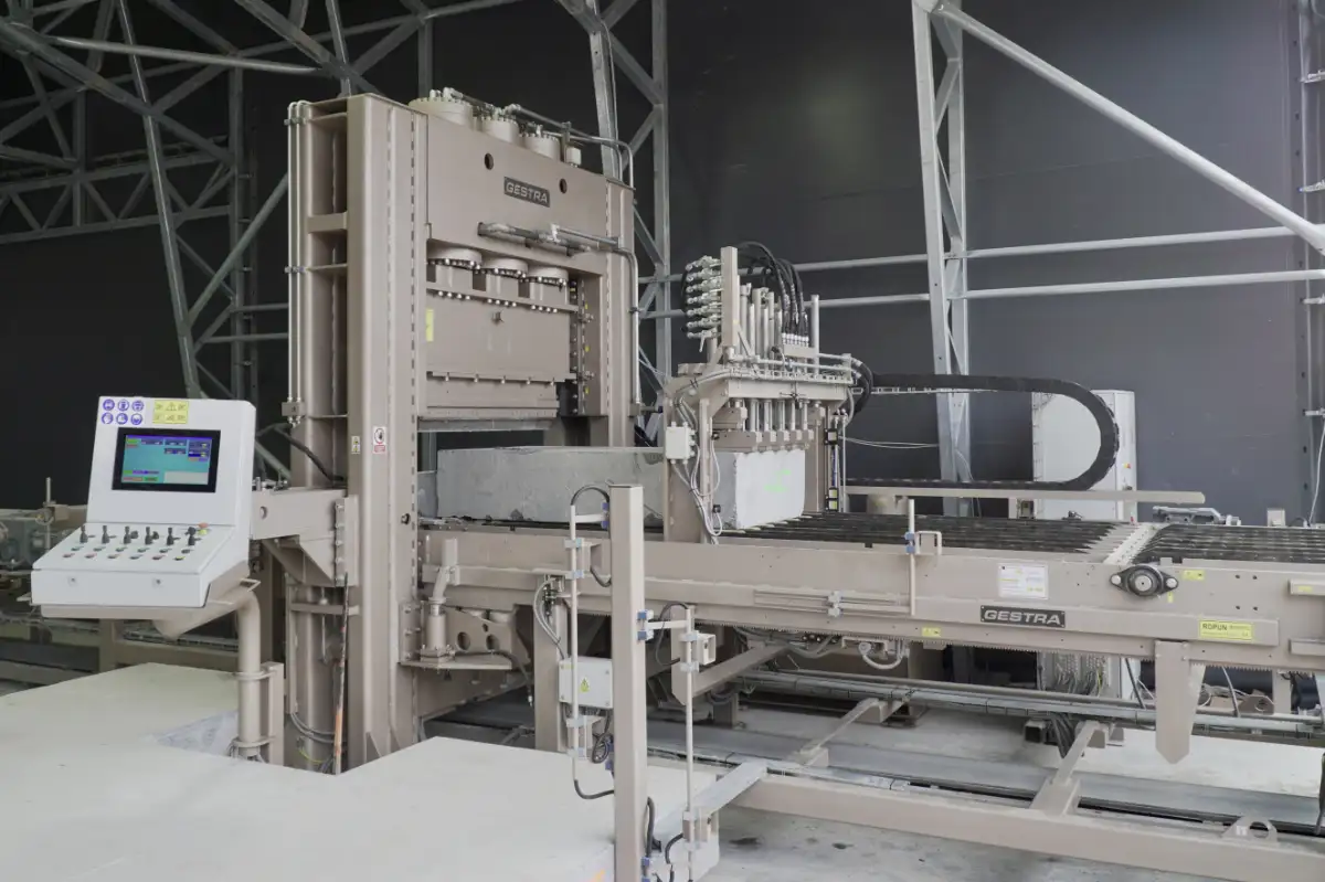 Automatic cut stone slabs splitting with gripper unit for precise tolerance