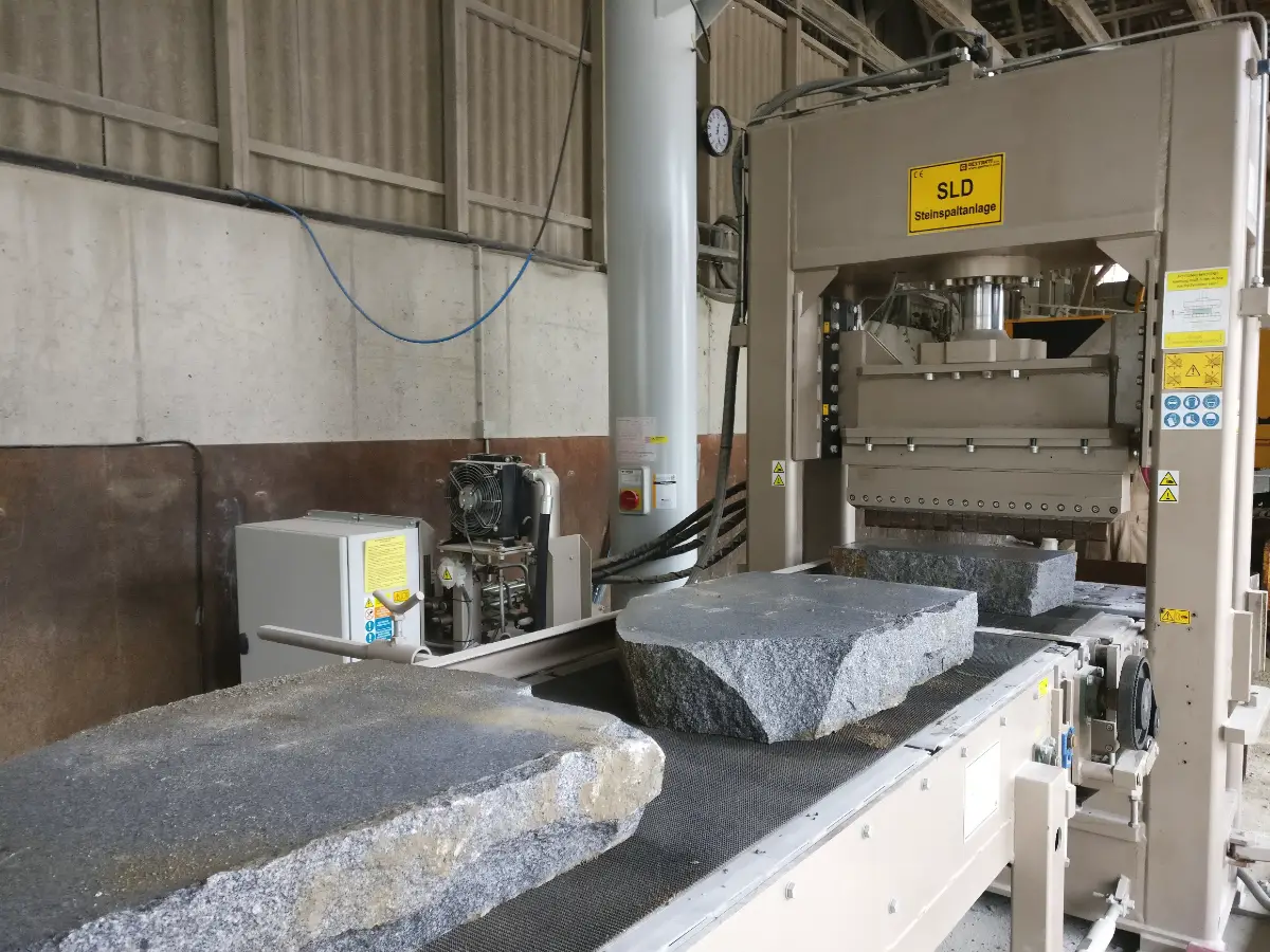 Manual stone slabs splitter with antislip rubber conveyor