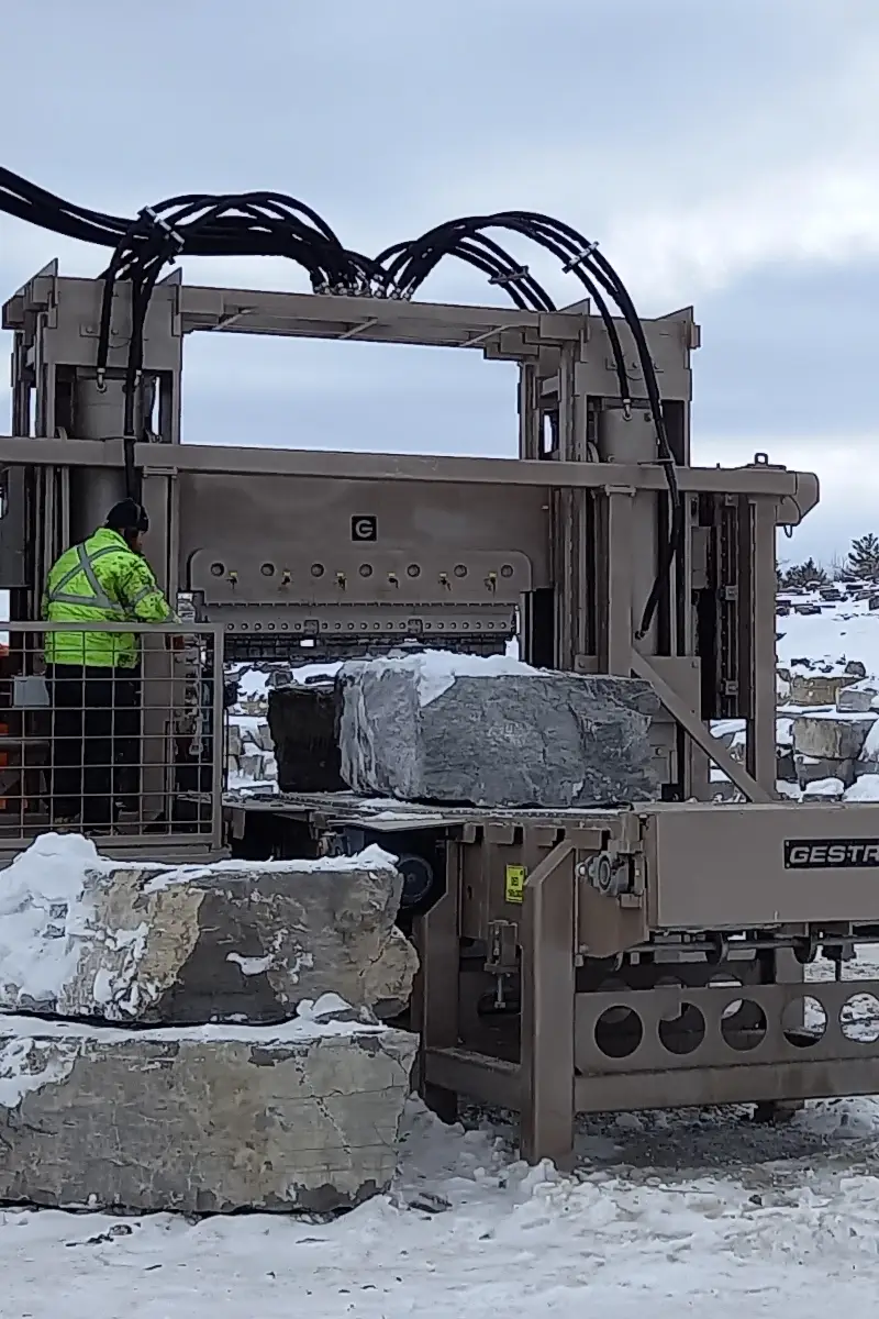 Big stone blocks hydraulic guillotine