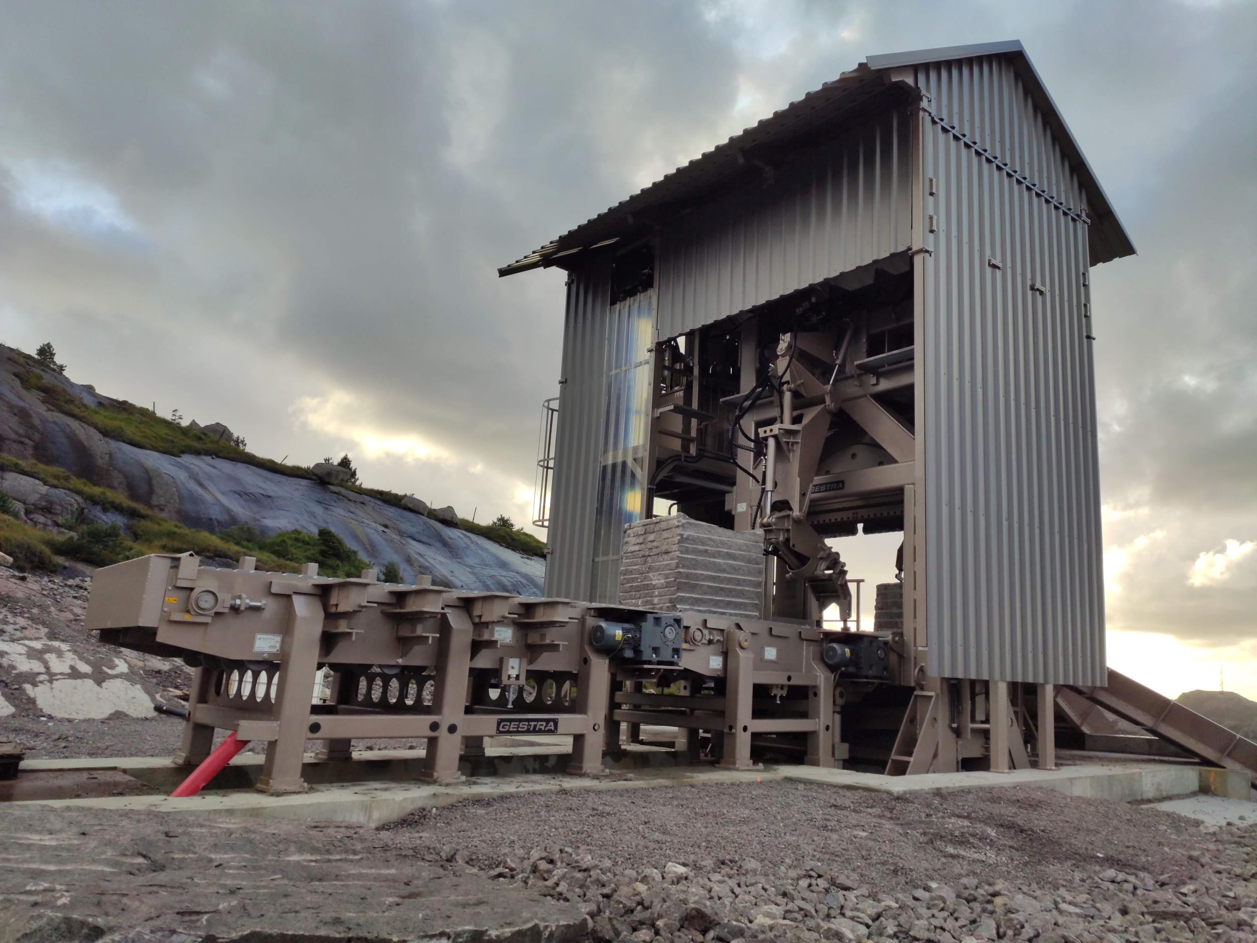 Large stone blocks splitter (guillotine) with manipulator arms and heavy conveyors